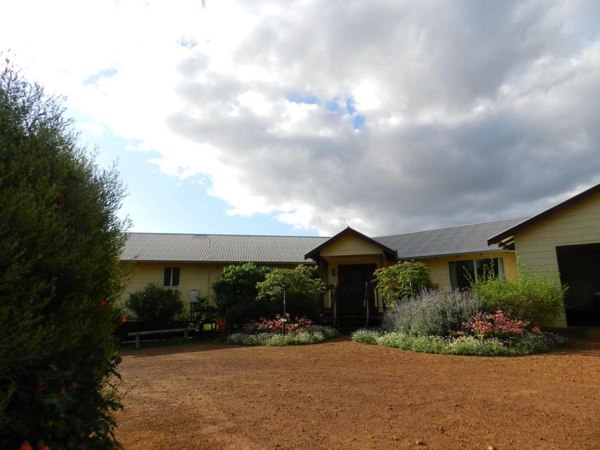 Shambhala Guesthouse Kangaroo Gully Exterior photo